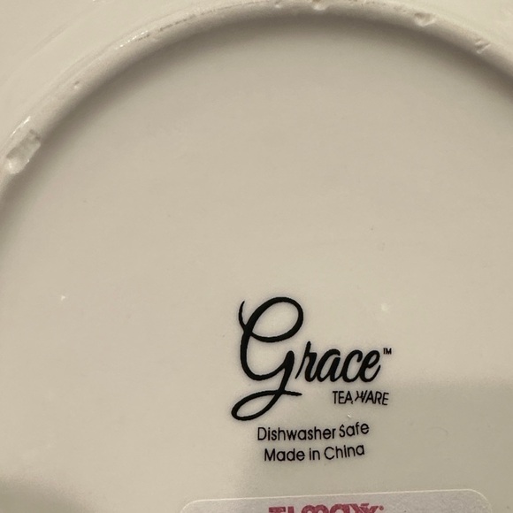 Grace Red and Green Cardinal Tea Cup and Saucer Set - Picture 5 of 5